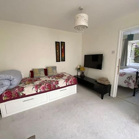 Cosy Apartment With Private Access And Kitchenette In Guildford (Adults Only) Worplesdon Zewnętrze zdjęcie