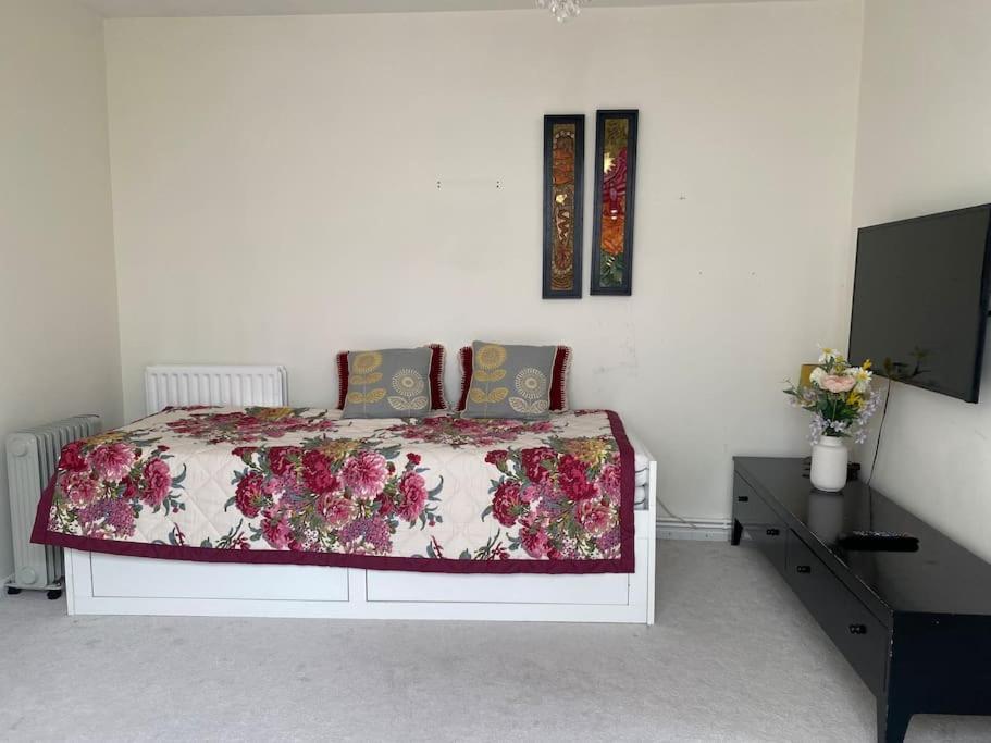 Cosy Apartment With Private Access And Kitchenette In Guildford (Adults Only) Worplesdon Zewnętrze zdjęcie