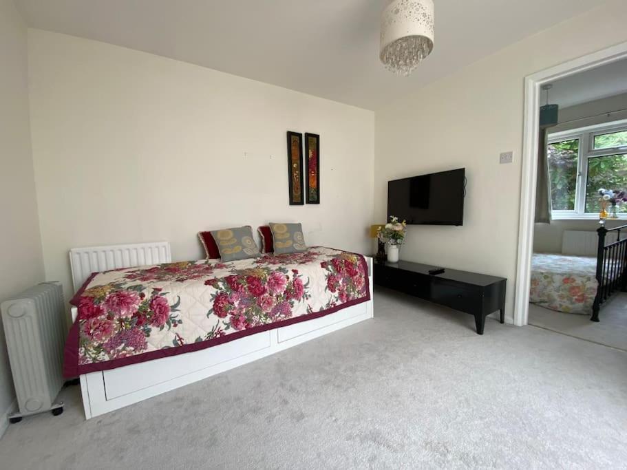 Cosy Apartment With Private Access And Kitchenette In Guildford (Adults Only) Worplesdon Zewnętrze zdjęcie