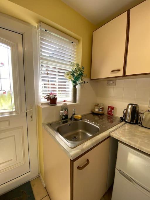Cosy Apartment With Private Access And Kitchenette In Guildford (Adults Only) Worplesdon Zewnętrze zdjęcie