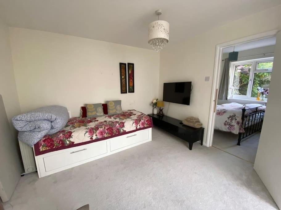 Cosy Apartment With Private Access And Kitchenette In Guildford (Adults Only) Worplesdon Zewnętrze zdjęcie